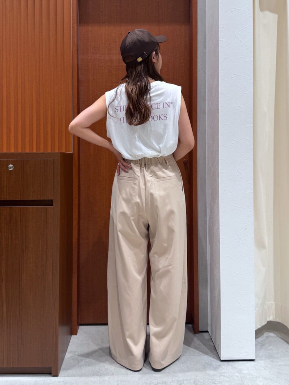 その他のサンダル、ホワイト系のタンクトップ、ベージュ系のその他パンツを着用したレディースの夏コーディネートの5枚目の写真