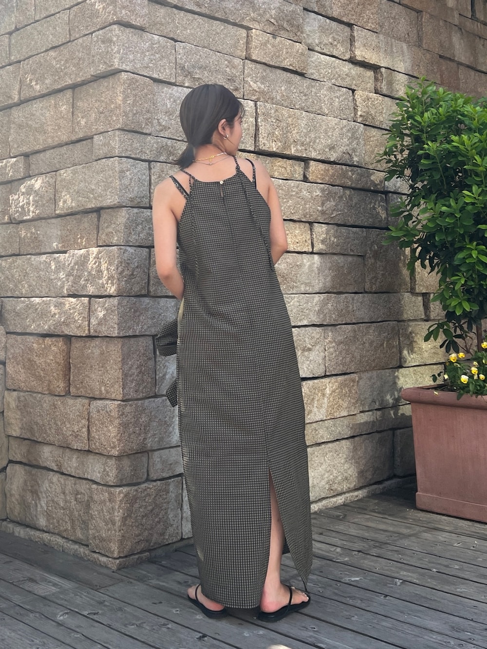 ベージュ系のワンピース、ベージュ系のシャツ/ブラウス、ブラック系のサンダルを着用したレディースの春コーディネートの3枚目の写真