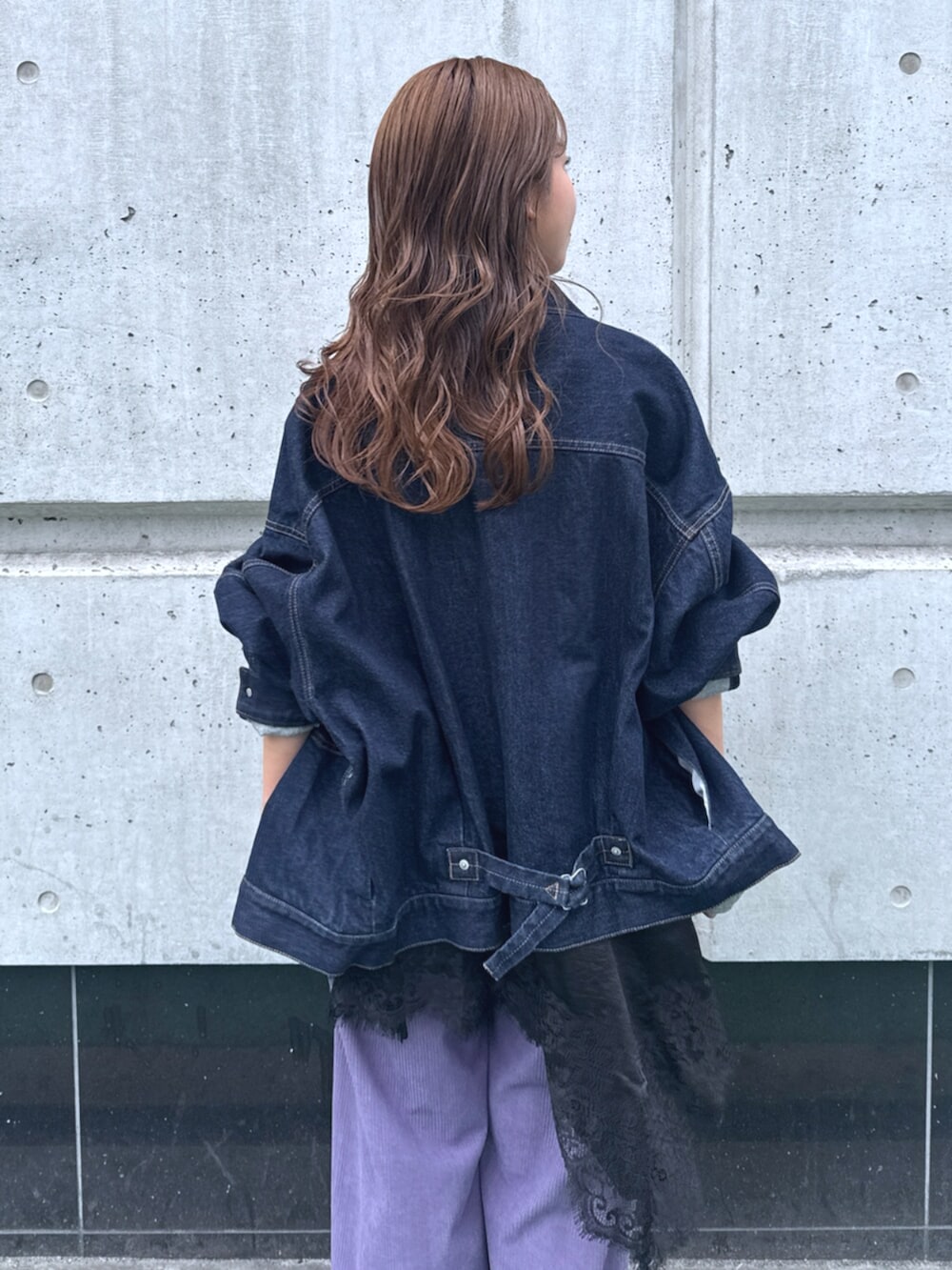 ブルー系のデニムジャケット、ブラック系のワンピース、パープル系のその他パンツを着用したレディースの夏コーディネートの6枚目の写真