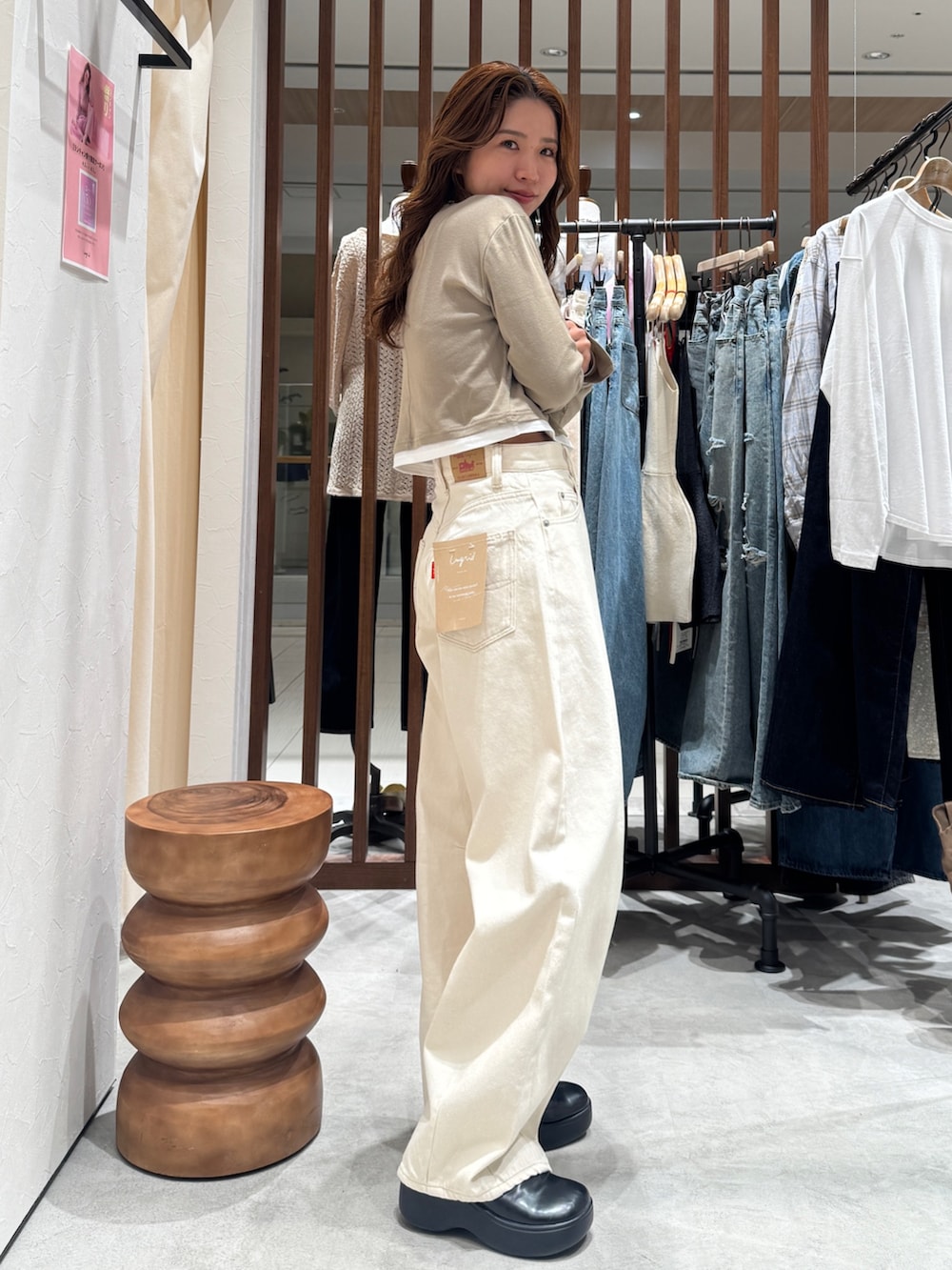 ホワイト系のデニムパンツ、ベージュ系のTシャツ/カットソーを着用したレディースの春コーディネートの4枚目の写真