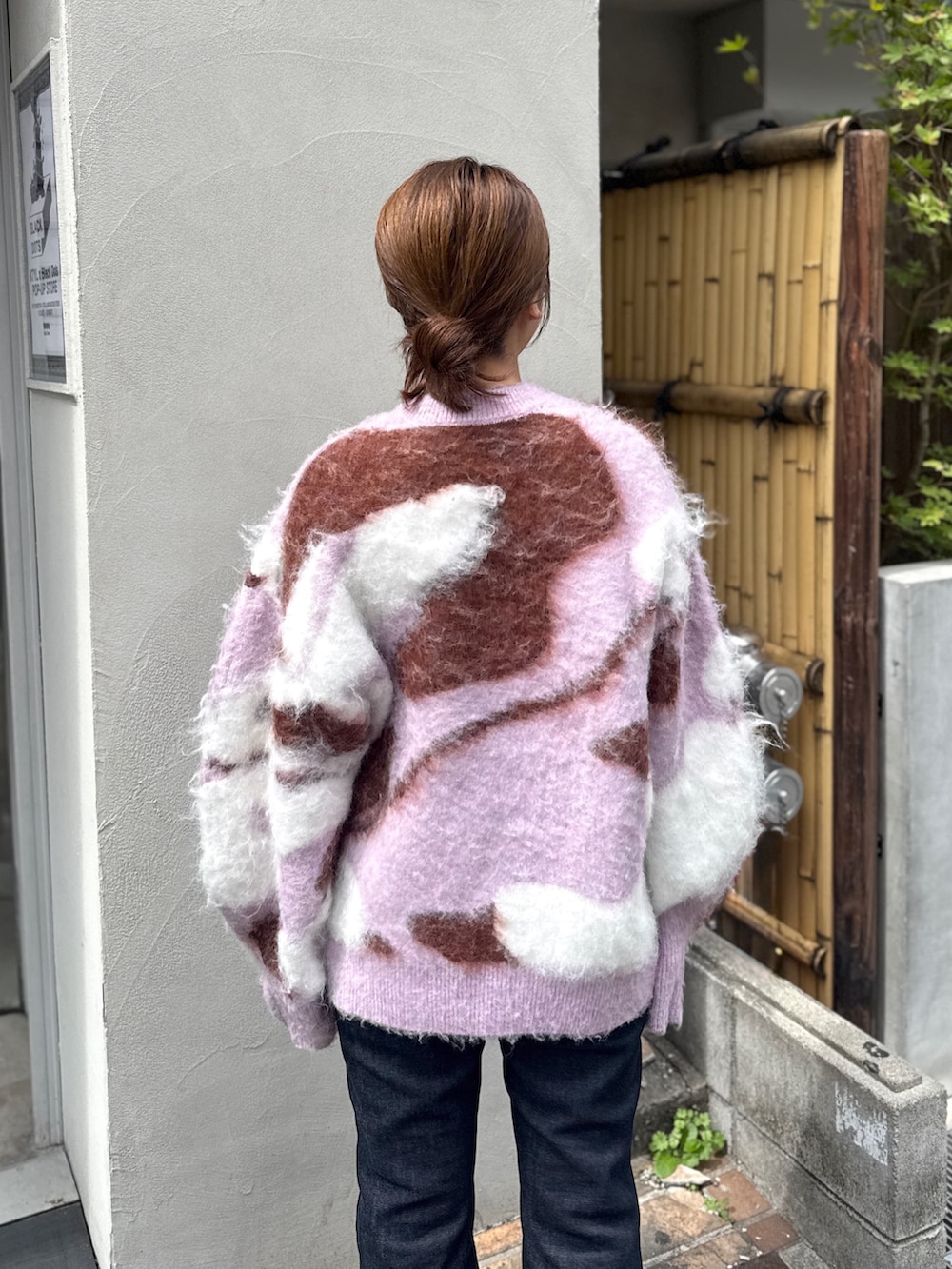 ブルー系のデニムパンツ、ブラウン系のブーツ、ピンク系のニット/セーターを着用したレディースの秋コーディネートの7枚目の写真