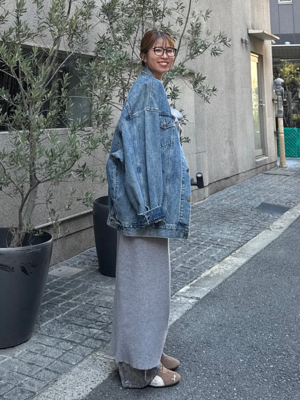 ベージュ系のデニムパンツ、グレー系のワンピース、ブルー系のデニムジャケットを着用したレディースの夏コーディネートの6枚目の写真