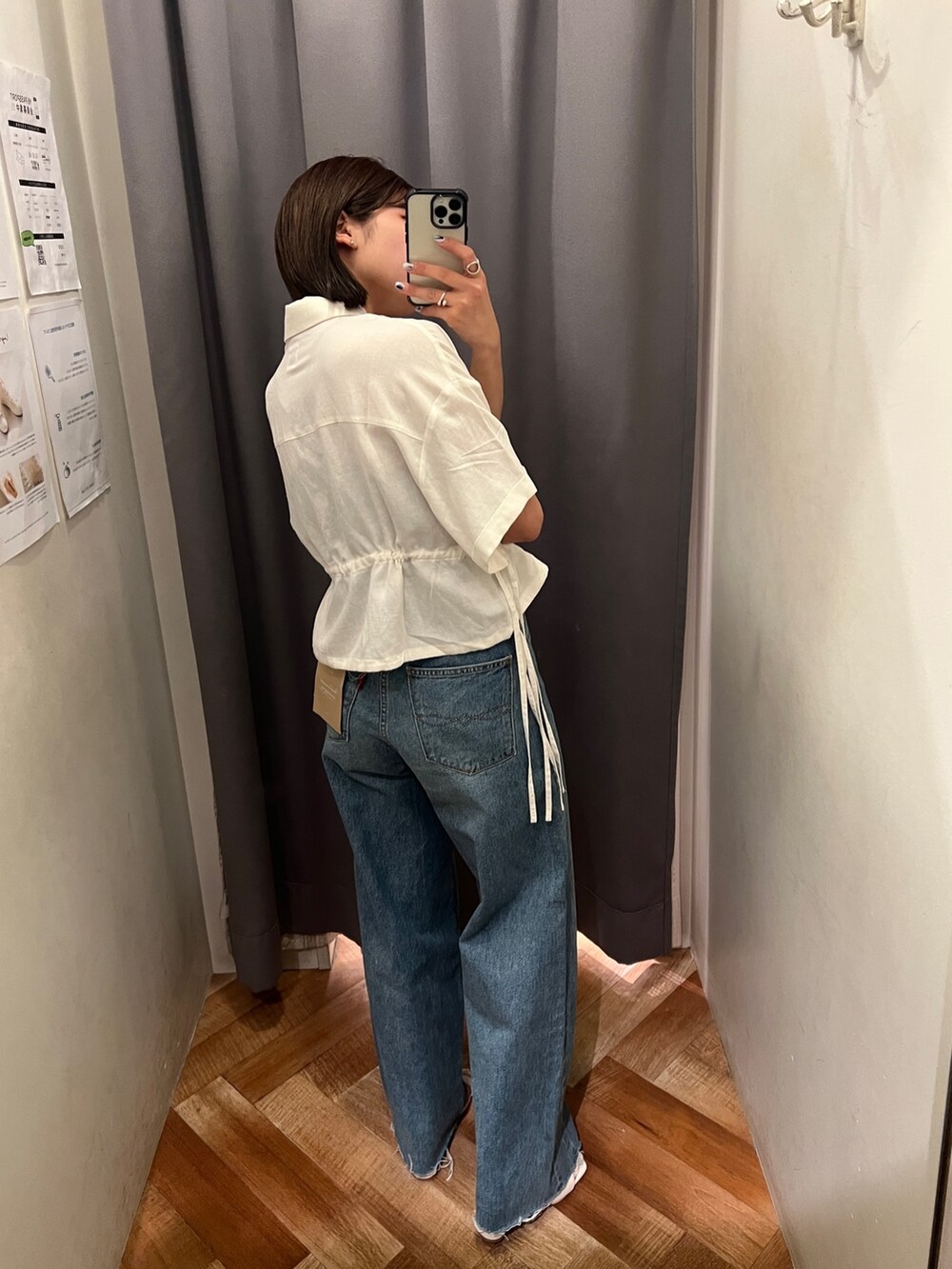 ブルー系のデニムパンツ、ホワイト系のサンダル、ホワイト系のシャツ/ブラウスを着用したレディースの春コーディネートの4枚目の写真