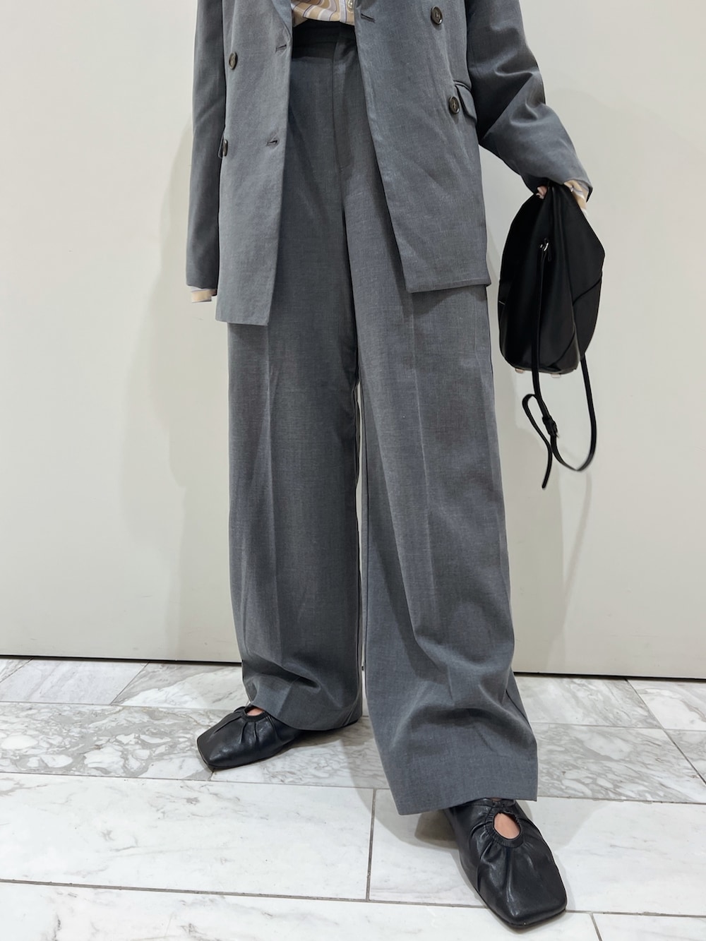 グレー系のテーラードジャケット、グレー系のその他パンツ、ベージュ系のシャツ/ブラウスを着用したレディースの冬コーディネートの6枚目の写真