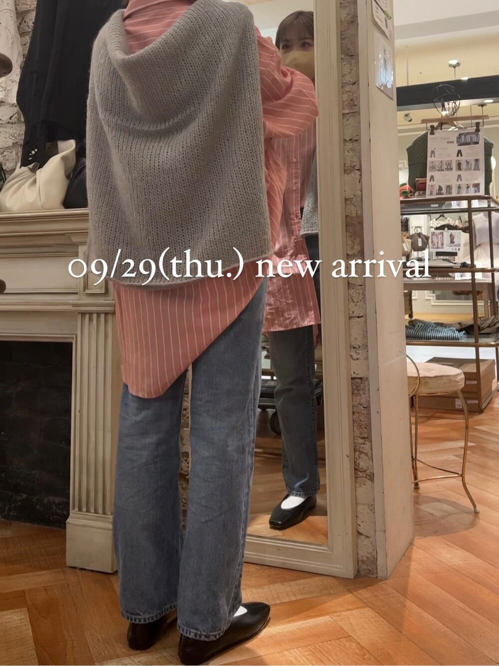 ブルー系のデニムパンツ、ブラック系のパンプス、ピンク系のシャツ/ブラウスを着用したレディースの秋コーディネートの2枚目の写真