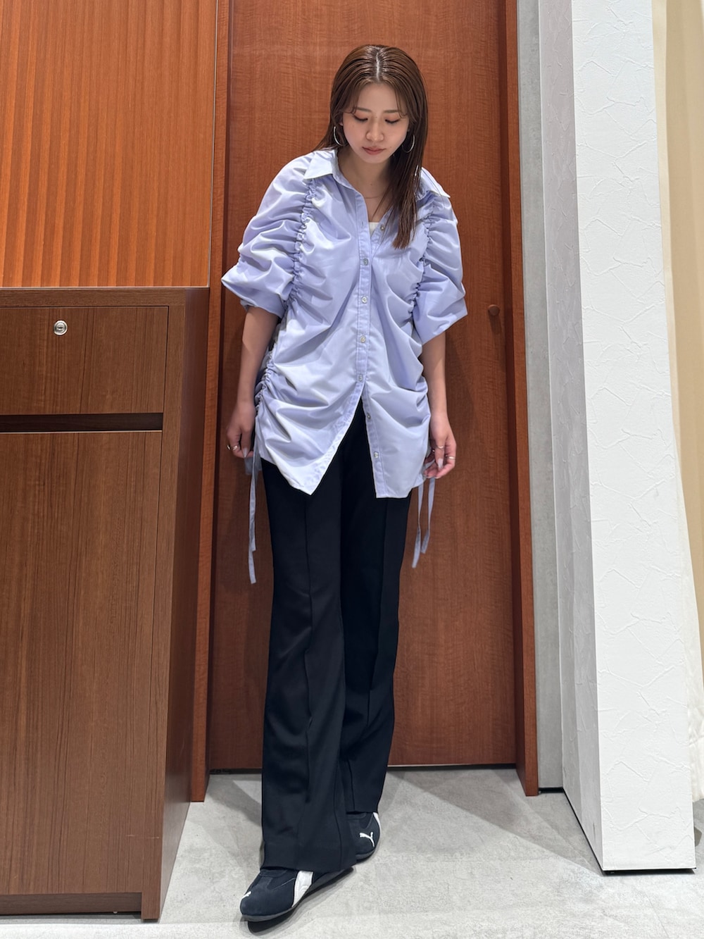 パープル系のシャツ/ブラウス、ブラック系のその他パンツを着用したレディースの冬コーディネートの7枚目の写真