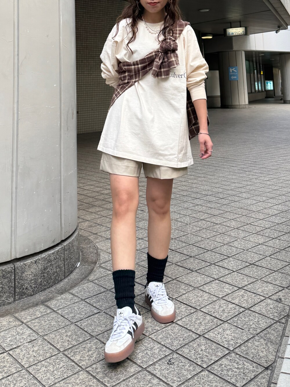 ホワイト系のTシャツ/カットソー、ベージュ系のその他パンツ、ブラウン系のシャツ/ブラウスを着用したレディースの冬コーディネートの3枚目の写真