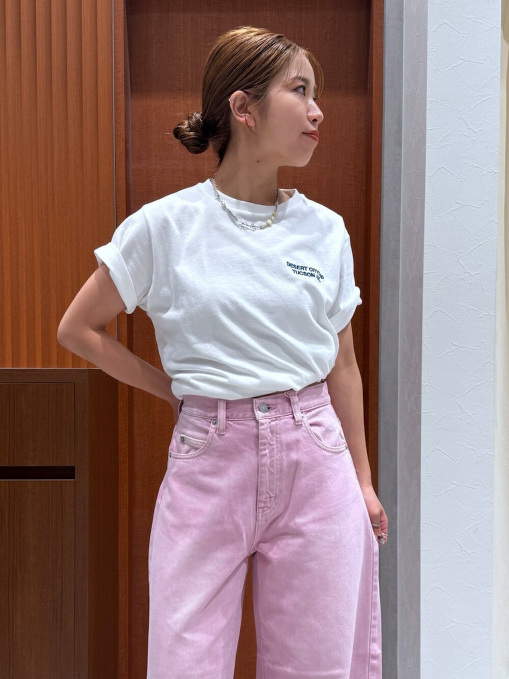 ピンク系のデニムパンツ、その他のサンダル、ホワイト系のTシャツ/カットソーを着用したレディースの夏コーディネートの6枚目の写真