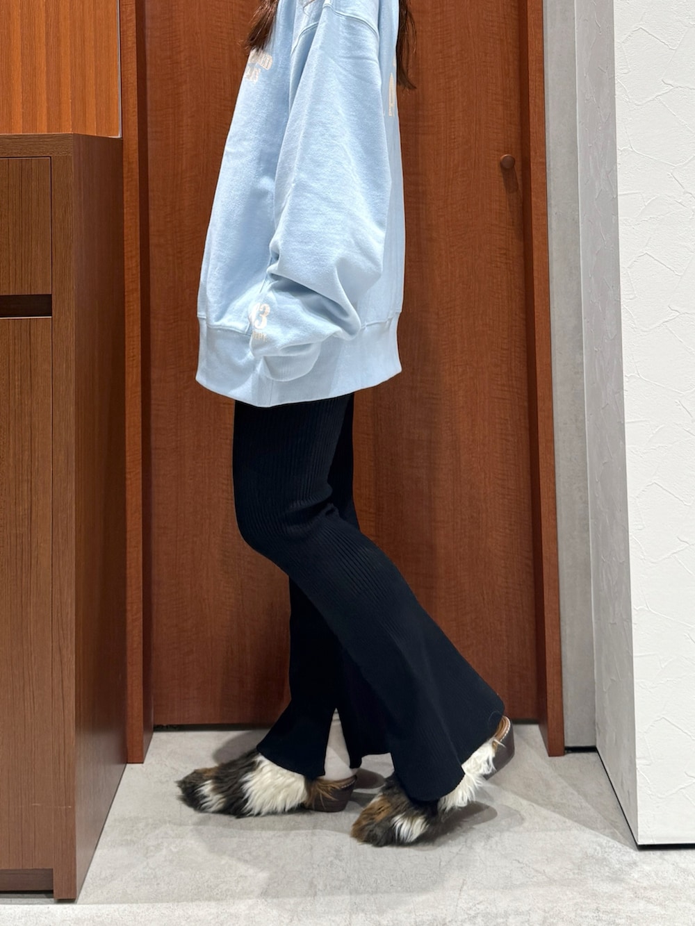 ブルー系のスウェット、ブラック系のその他パンツ、その他のその他シューズを着用したレディースの秋コーディネートの4枚目の写真