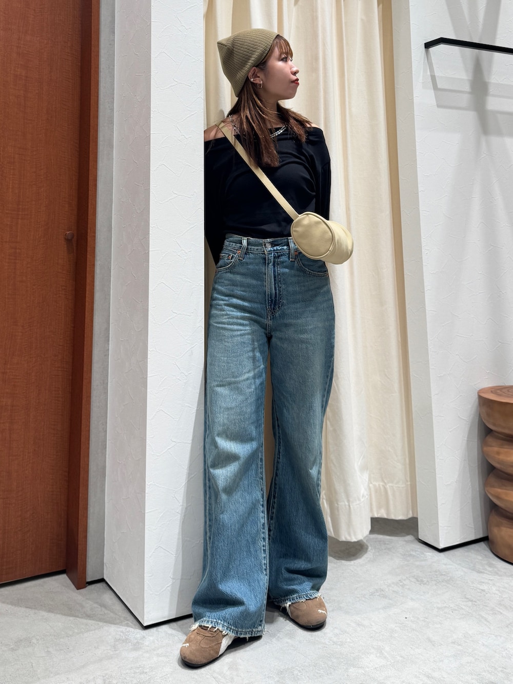 ブルー系のデニムパンツ、ブラック系のTシャツ/カットソー、グリーン系のニットキャップ/ビーニーを着用したレディースの夏コーディネートの2枚目の写真