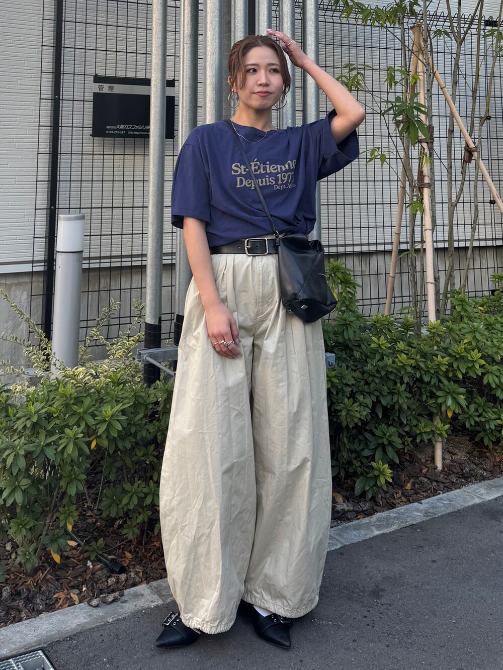 ベージュ系のその他パンツ、ブルー系のTシャツ/カットソーを着用したレディースの春コーディネートの5枚目の写真