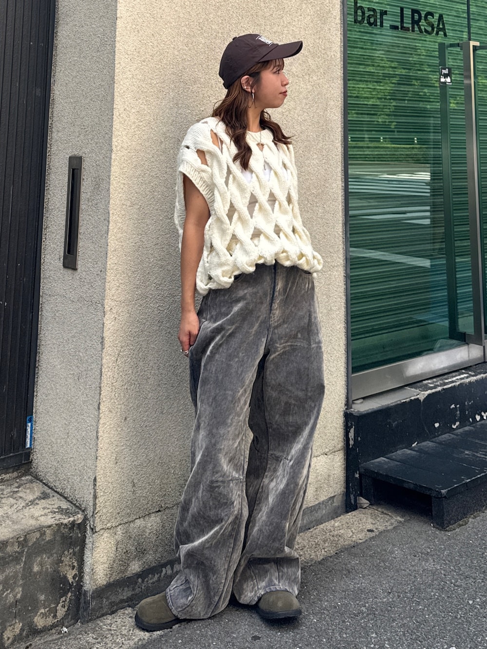 ベージュ系のデニムパンツ、ベージュ系のスリッポン、ホワイト系のニット/セーターを着用したレディースの秋コーディネートの2枚目の写真