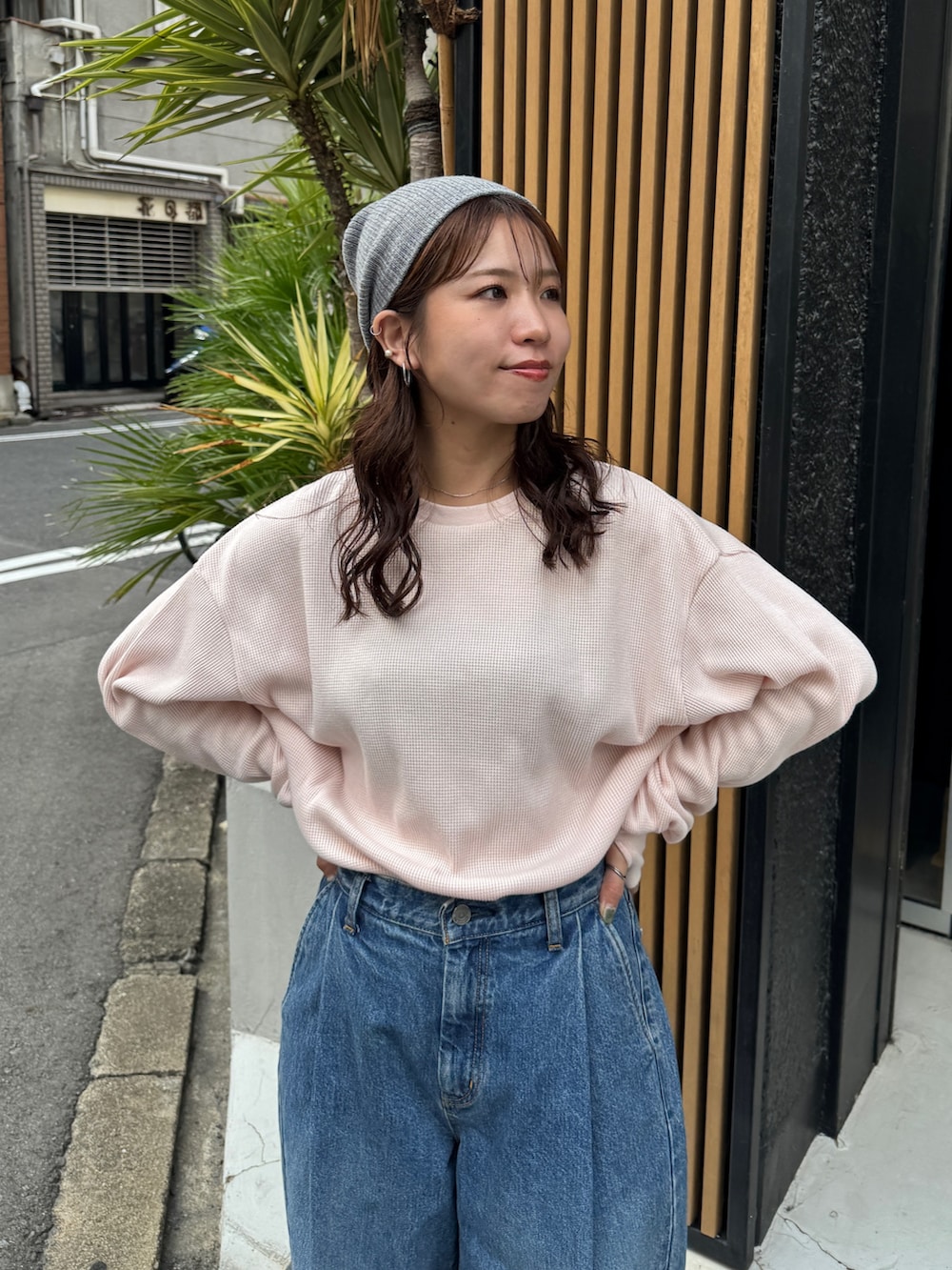 ブルー系のデニムパンツ、ピンク系のTシャツ/カットソーを着用したレディースの秋コーディネートの8枚目の写真