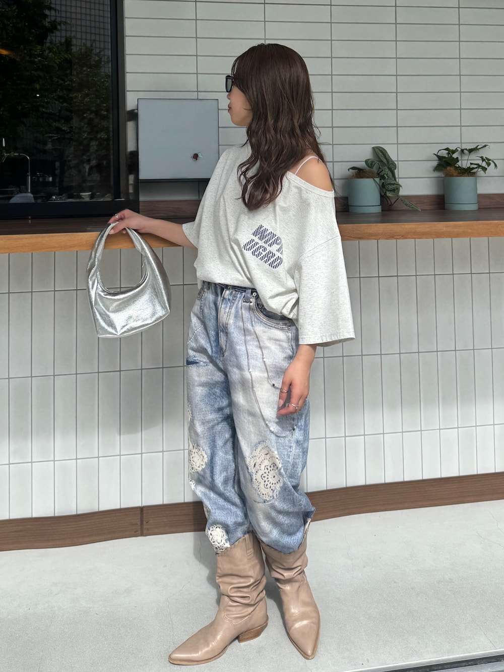 グレー系のTシャツ/カットソー、ブルー系のデニムパンツ、ベージュ系のブーツを着用したレディースの春コーディネートの7枚目の写真
