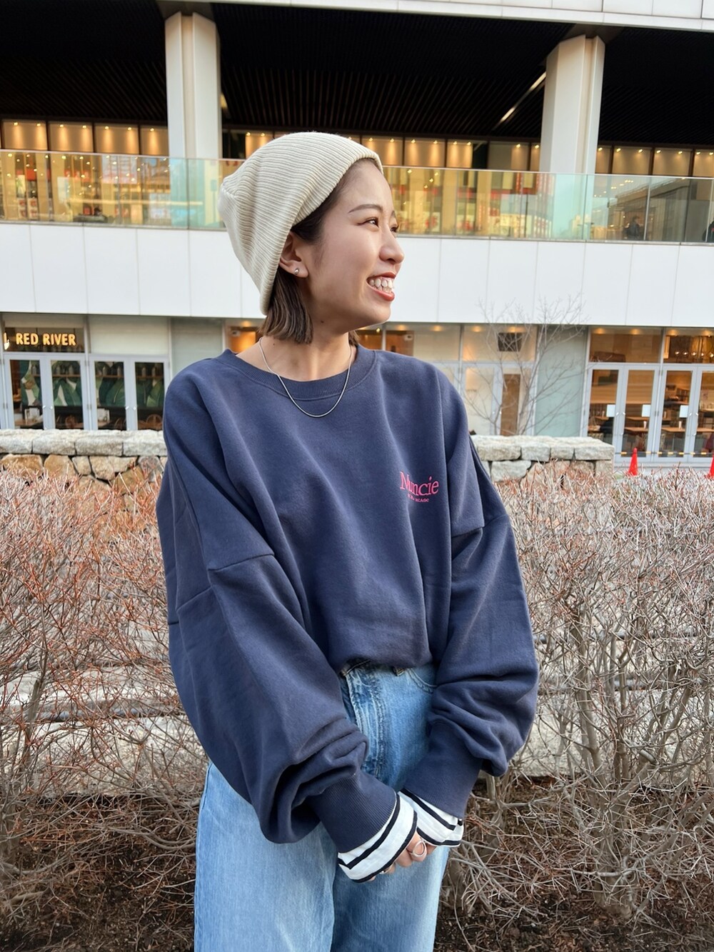 ブルー系のデニムパンツ、ブルー系のスウェット、ブルー系のTシャツ/カットソーを着用したレディースの冬コーディネートの8枚目の写真