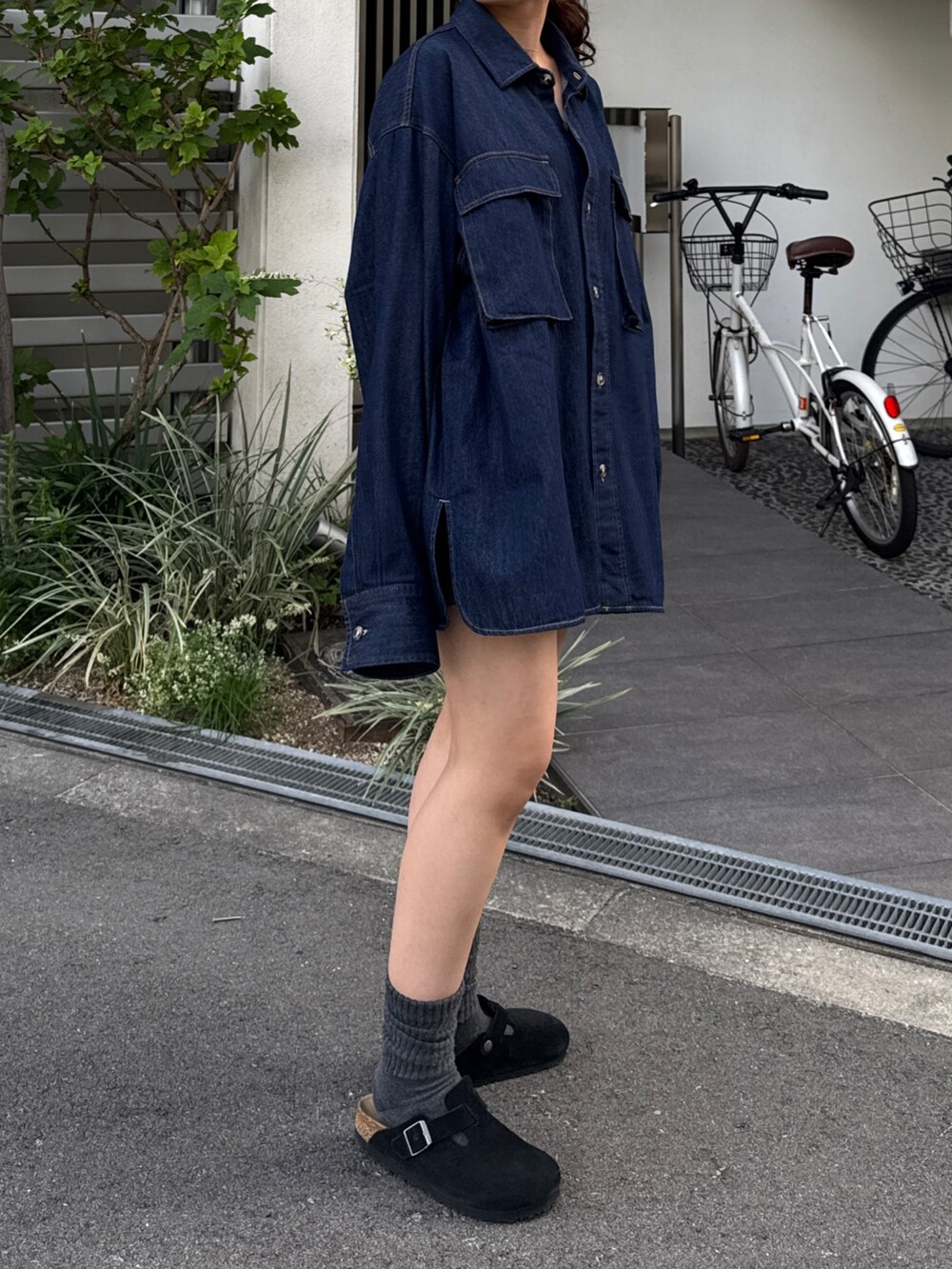 ブルー系のシャツ/ブラウスを着用したレディースの秋コーディネートの8枚目の写真