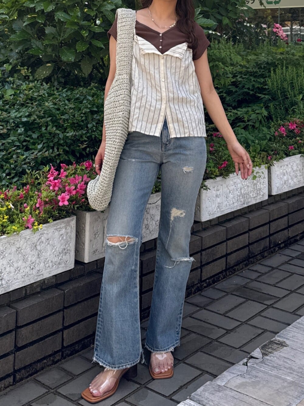 その他のサンダル、ブルー系のデニムパンツ、ホワイト系のキャミソールを着用したレディースの春コーディネートの7枚目の写真