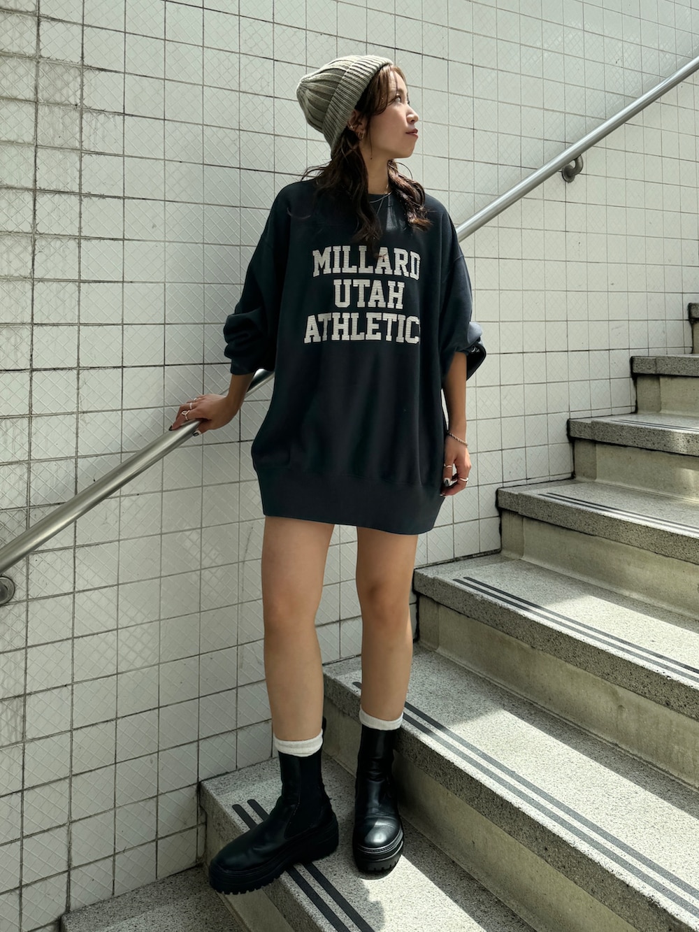 グレー系のスウェット、ブラウン系のその他パンツ、グレー系のニットキャップ/ビーニーを着用したレディースの秋コーディネートの3枚目の写真