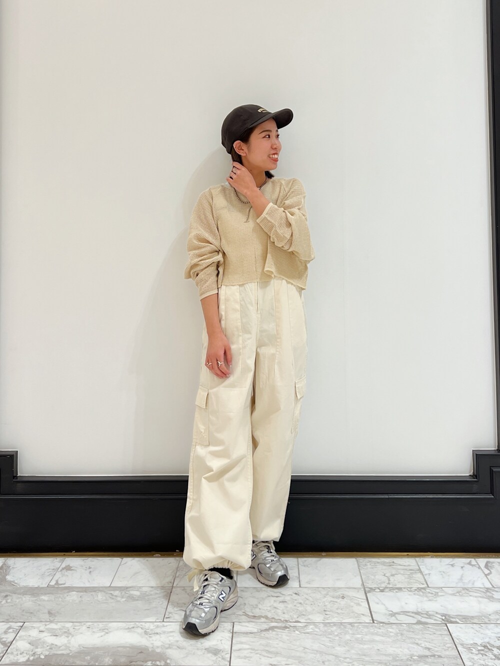 ホワイト系のつなぎ/オールインワン、ホワイト系のTシャツ/カットソー、グレー系のキャップを着用したレディースの春コーディネートの4枚目の写真