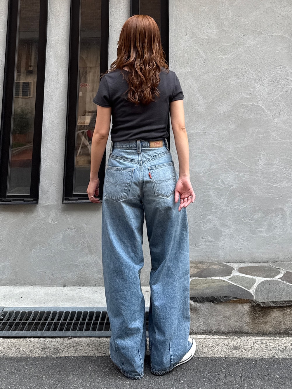 ブルー系のデニムパンツ、ブルー系のスニーカー、グレー系のTシャツ/カットソーを着用したレディースの春コーディネートの8枚目の写真