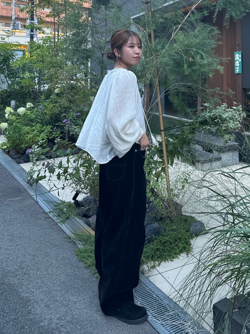 ホワイト系のシャツ/ブラウス、ブラック系のデニムパンツ、ブラック系のスリッポンを着用したレディースの夏コーディネートの3枚目の写真