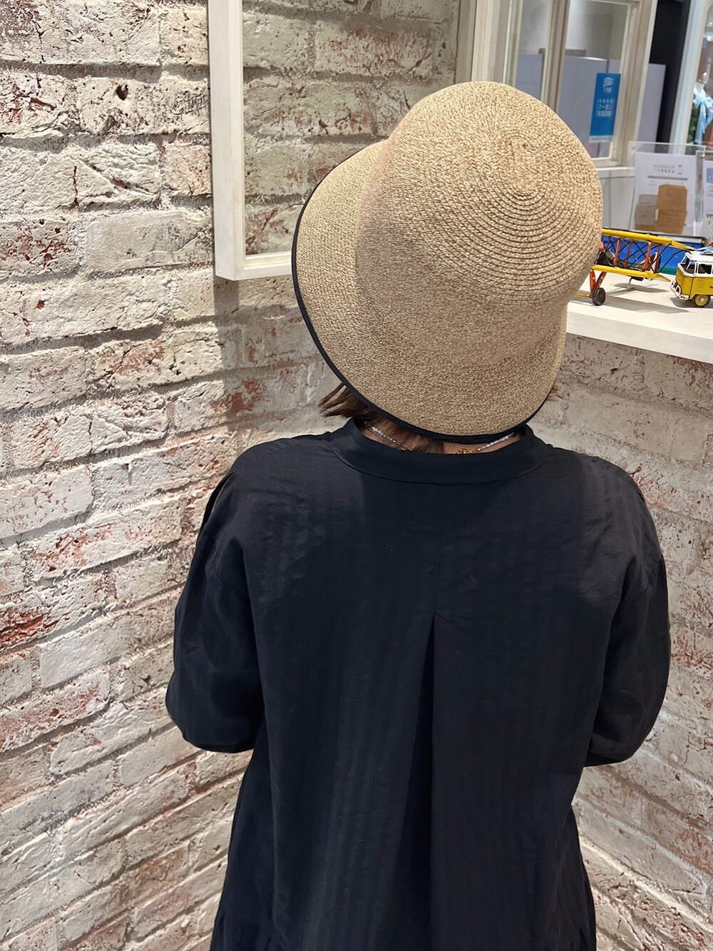 ブルー系のデニムパンツ、ブラック系のサンダル、ブラック系のワンピースを着用したレディースの春コーディネートの9枚目の写真