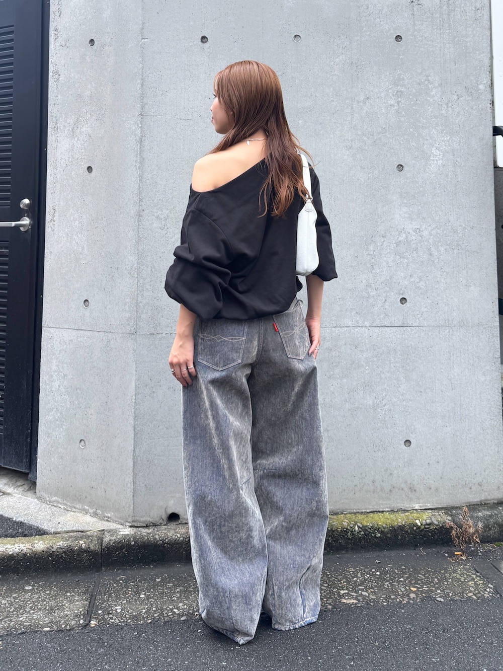 ブラック系のスウェット、シルバー系のその他シューズ、ベージュ系のデニムパンツを着用したレディースの夏コーディネートの5枚目の写真
