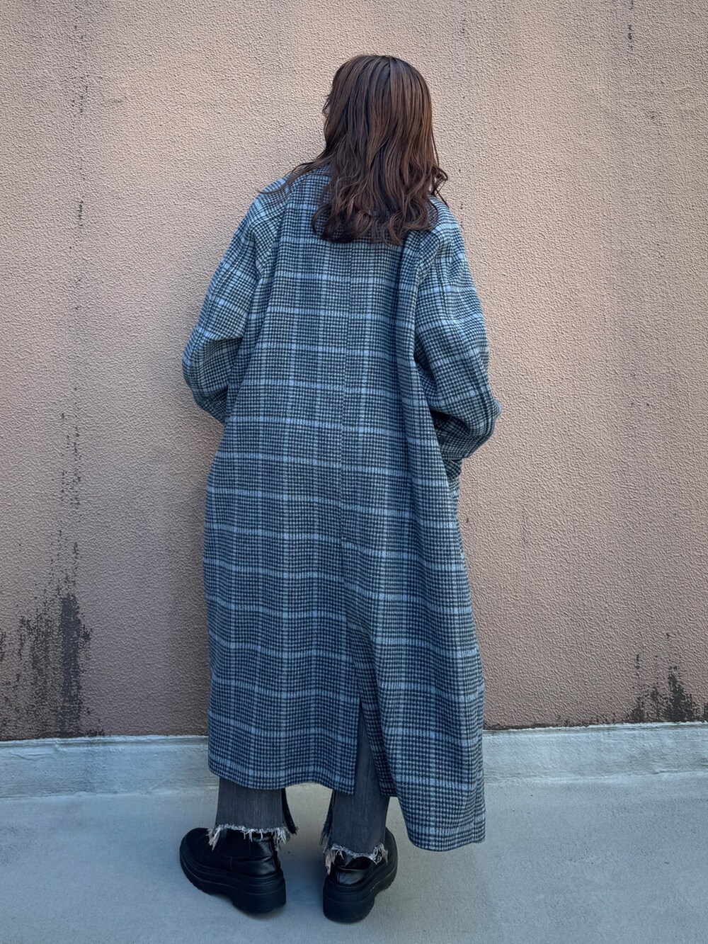 ブラック系のTシャツ/カットソー、その他のチェスターコート、ブラック系のデニムパンツを着用したレディースの秋コーディネートの4枚目の写真