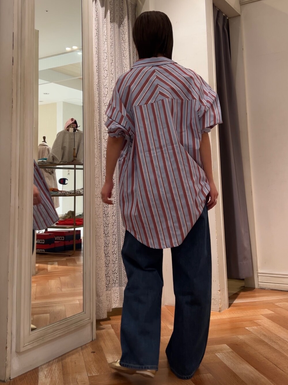 ベージュ系のシャツ/ブラウス、ブルー系のデニムパンツ、イエロー系のパンプスを着用したレディースの冬コーディネートの4枚目の写真