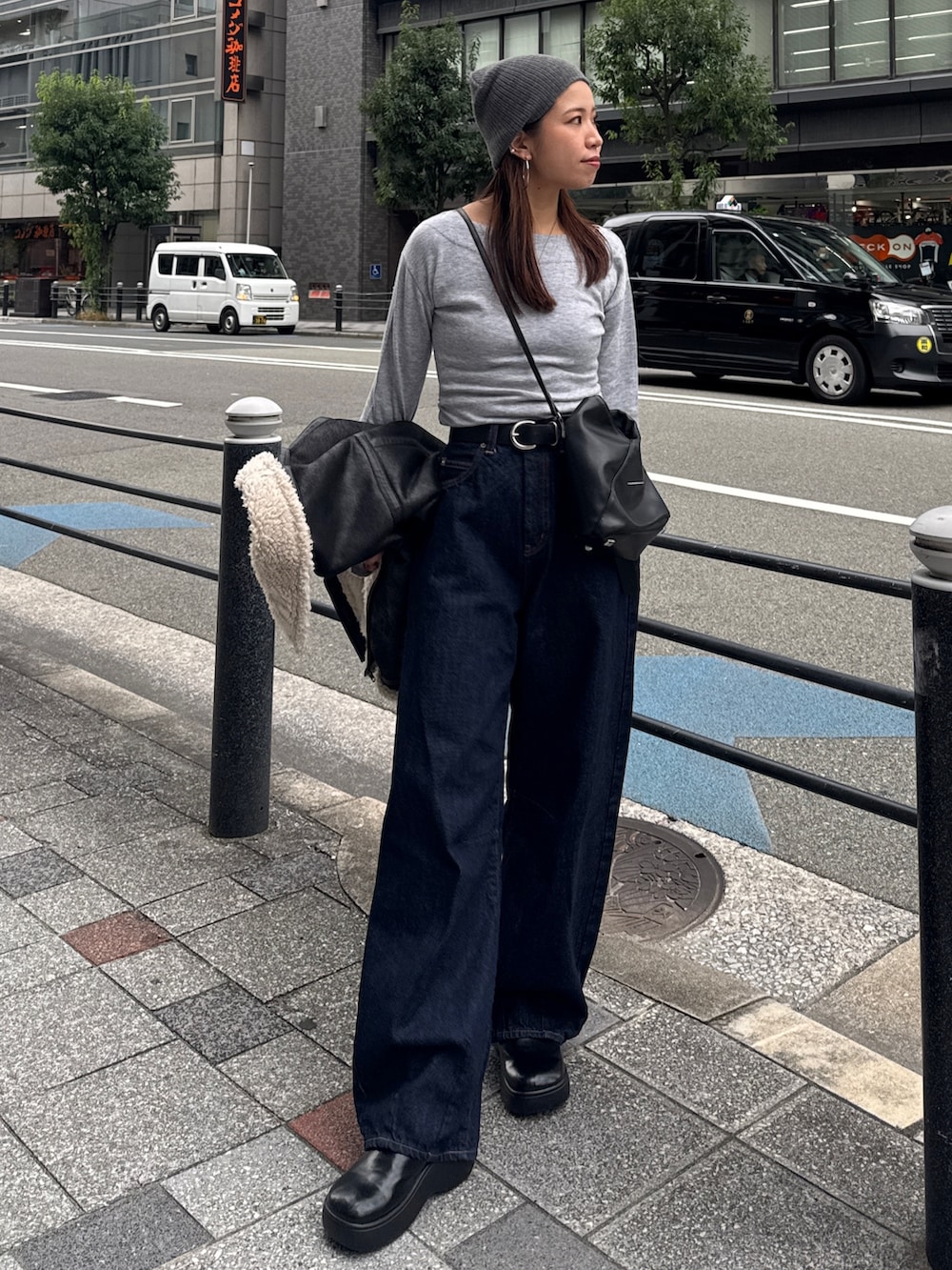 グレー系のニット/セーター、ブルー系のデニムパンツ、グレー系のニットキャップ/ビーニーを着用したレディースの秋コーディネートの6枚目の写真
