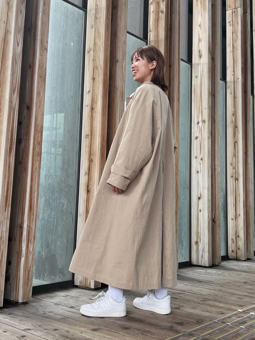 ベージュ系のステンカラーコート、ベージュ系のステンカラーコート、ブルー系のTシャツ/カットソーを着用したレディースの秋コーディネートの7枚目の写真