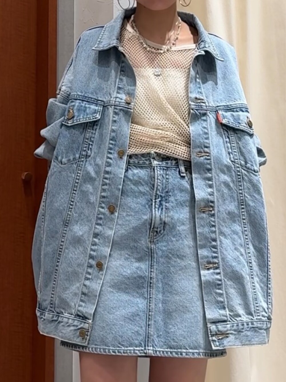 ブルー系のスカート、ブルー系のデニムジャケット、ホワイト系のTシャツ/カットソーを着用したレディースの春コーディネートの5枚目の写真