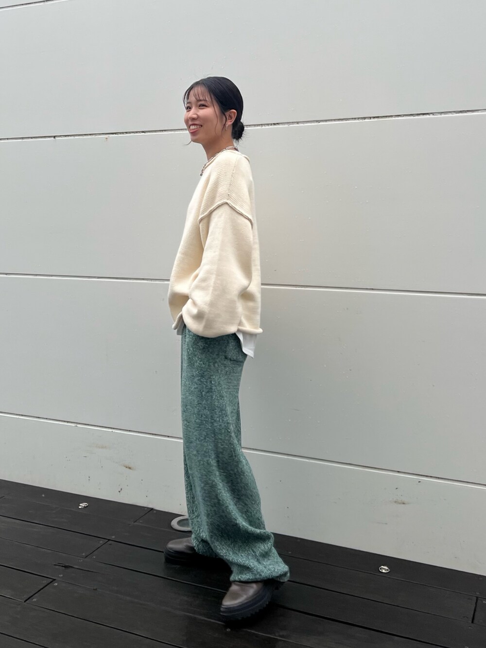 ホワイト系のニット/セーター、グリーン系のその他パンツ、ホワイト系のTシャツ/カットソーを着用したレディースの秋コーディネートの9枚目の写真