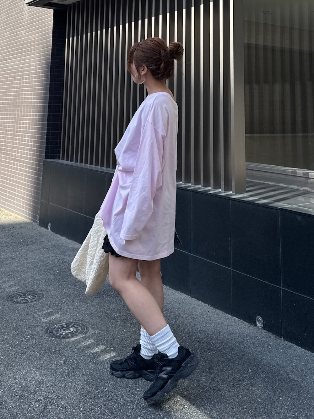 ピンク系のTシャツ/カットソー、ブルー系のデニムジャケット、ブラック系のその他パンツを着用したレディースの春コーディネートの8枚目の写真