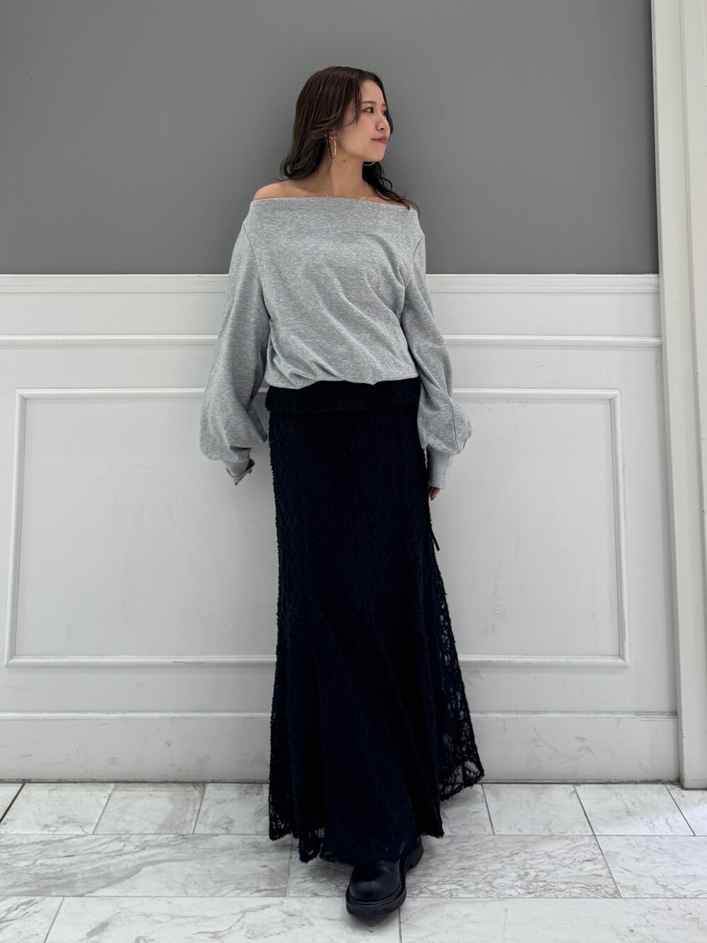 グレー系のTシャツ/カットソー、ブラック系のスカートを着用したレディースの冬コーディネートの5枚目の写真