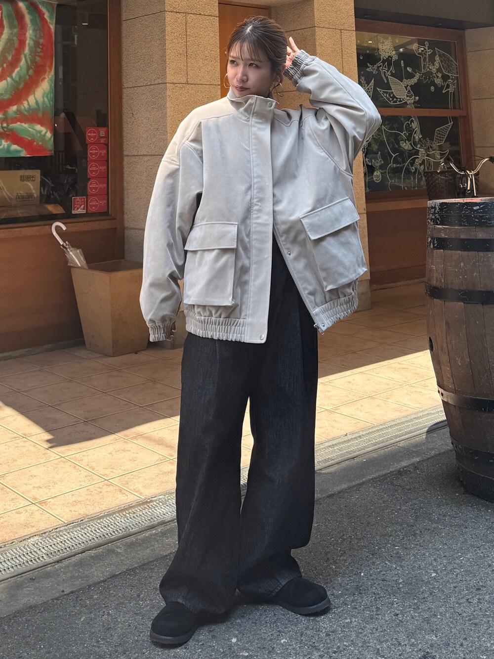 ベージュ系のブルゾン、ブラック系のデニムパンツ、ブラック系のスリッポンを着用したレディースの秋コーディネートの6枚目の写真