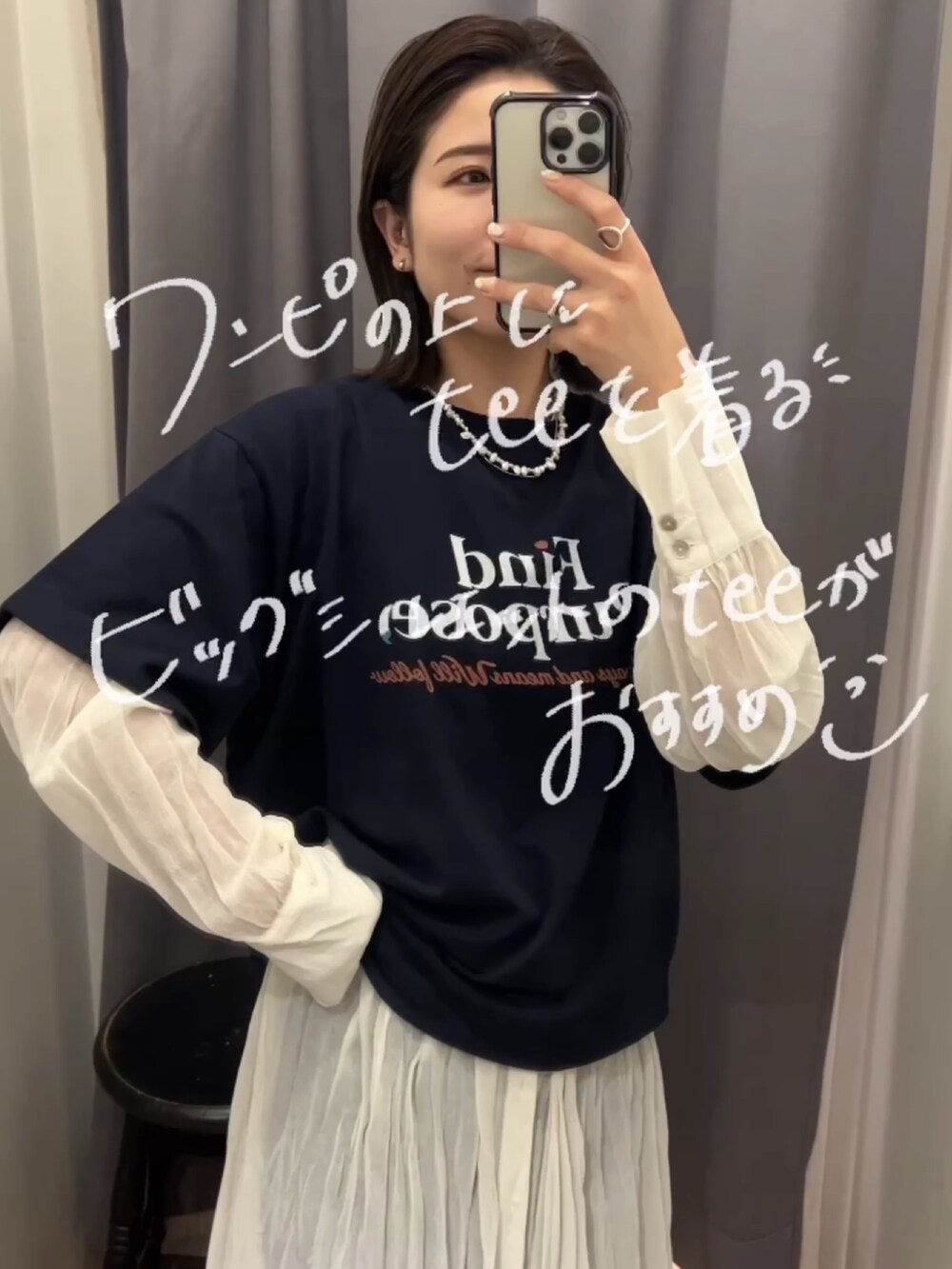 ホワイト系のワンピース、ブルー系のデニムパンツ、ブラック系のサンダルを着用したレディースの春コーディネートの7枚目の写真