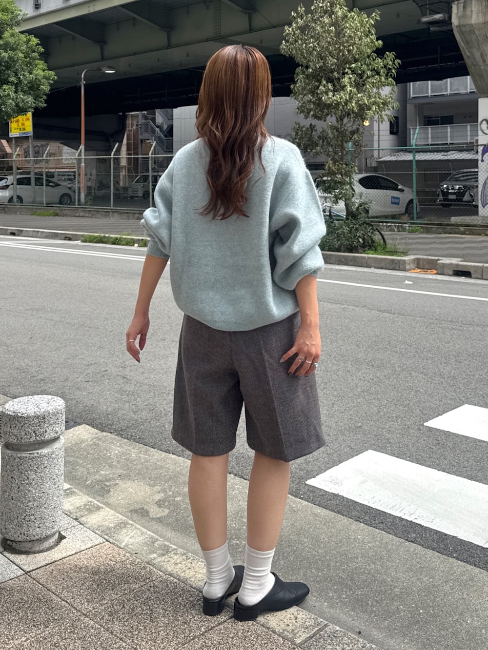 グレー系のその他パンツ、ブラック系のサンダル、グリーン系のニット/セーターを着用したレディースの秋コーディネートの4枚目の写真