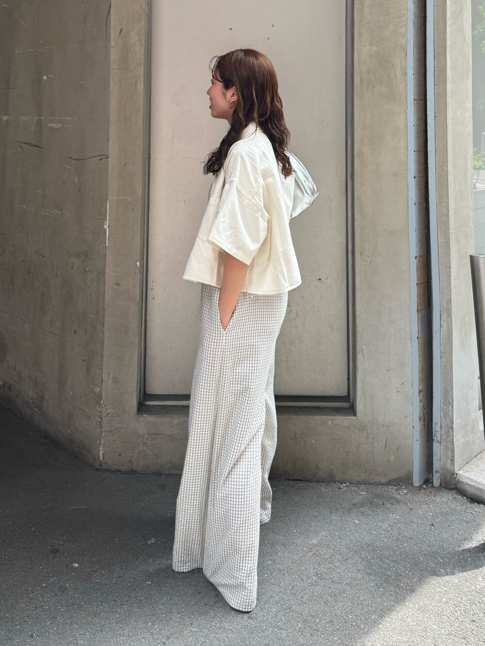 ホワイト系のつなぎ/オールインワン、ホワイト系のシャツ/ブラウス、シルバー系のハンドバッグを着用したレディースの夏コーディネートの8枚目の写真