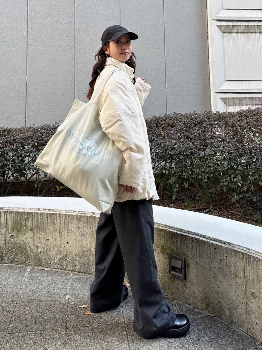 ホワイト系のニット/セーター、グレー系のその他パンツ、ホワイト系のブルゾンを着用したレディースの冬コーディネートの7枚目の写真