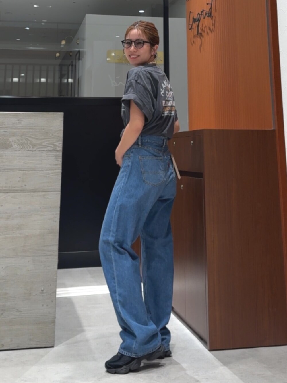 グレー系のTシャツ/カットソー、ブルー系のデニムパンツ、ホワイト系のネックレスを着用したレディースの春コーディネートの2枚目の写真