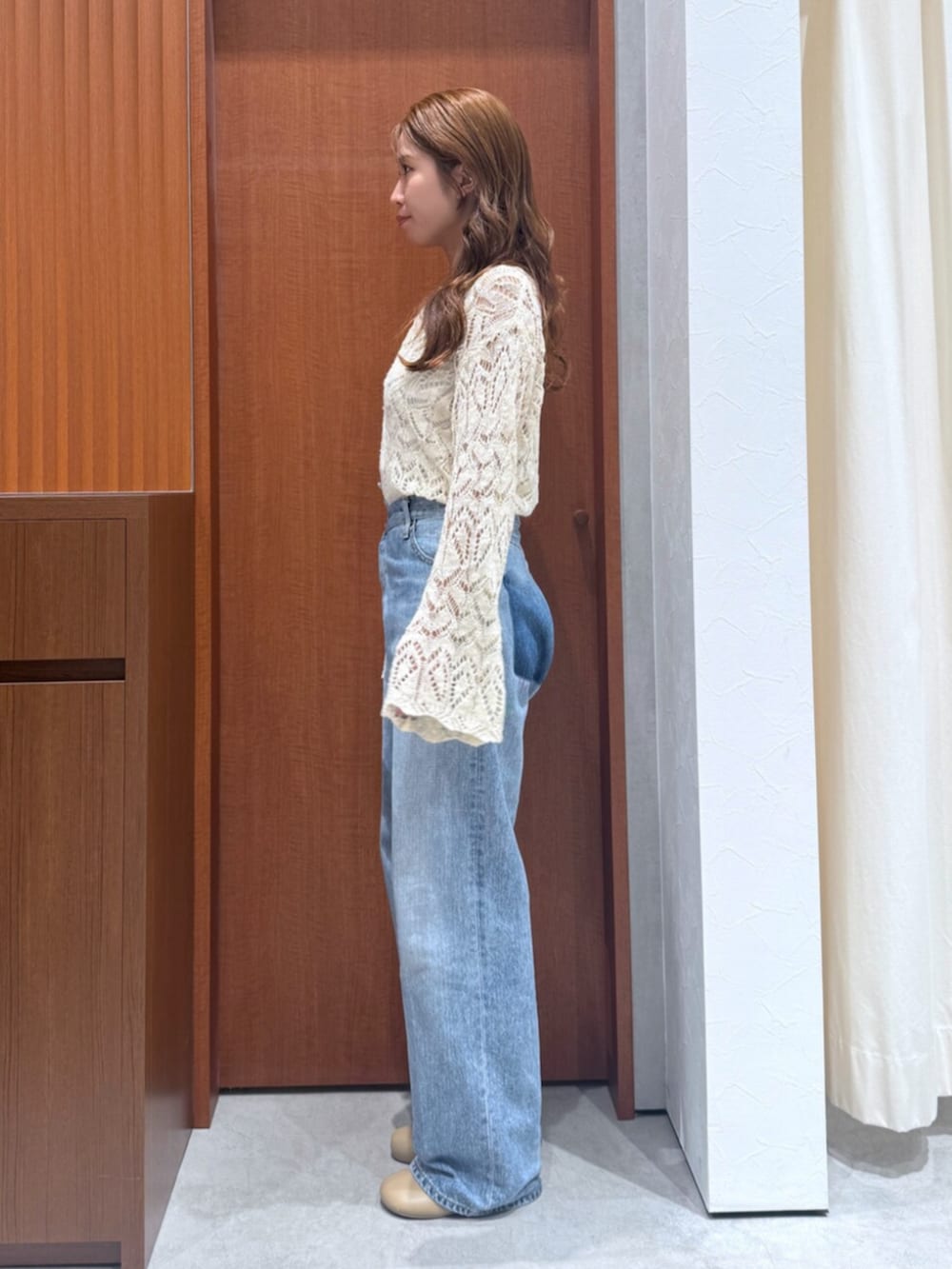 ブルー系のデニムパンツ、ホワイト系のニット/セーターを着用したレディースの夏コーディネートの2枚目の写真