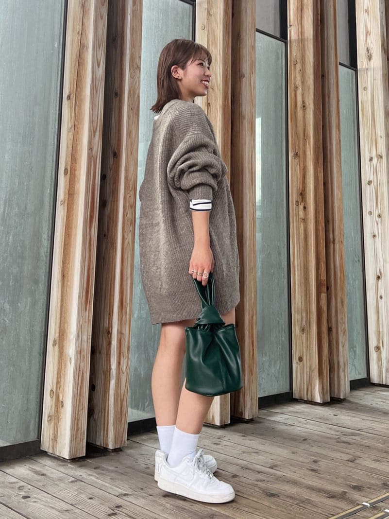 ベージュ系のステンカラーコート、ベージュ系のステンカラーコート、ブルー系のTシャツ/カットソーを着用したレディースの秋コーディネートの4枚目の写真