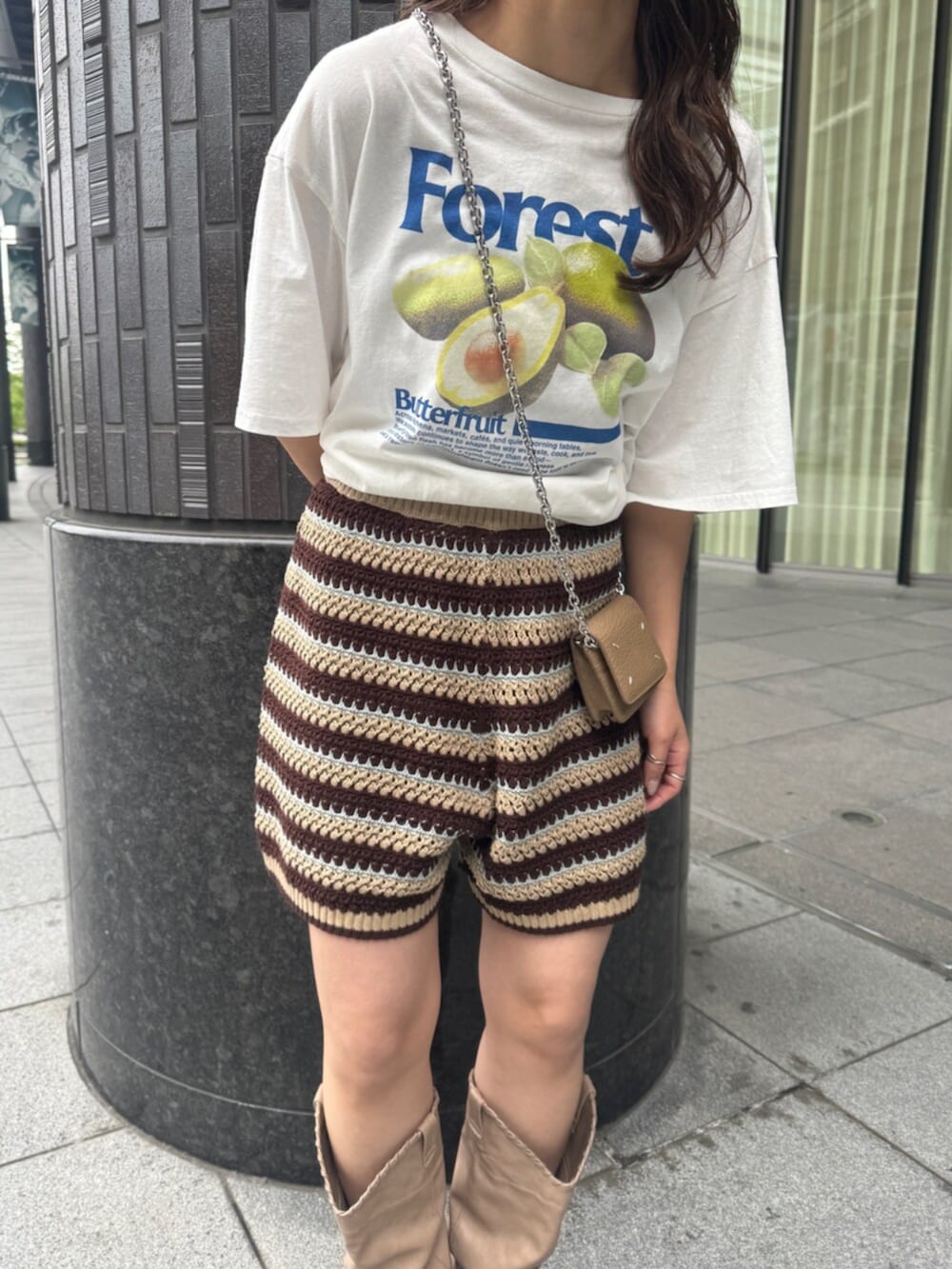 ベージュ系のブーツ、ブラウン系のその他パンツ、ホワイト系のTシャツ/カットソーを着用したレディースの春コーディネートの5枚目の写真