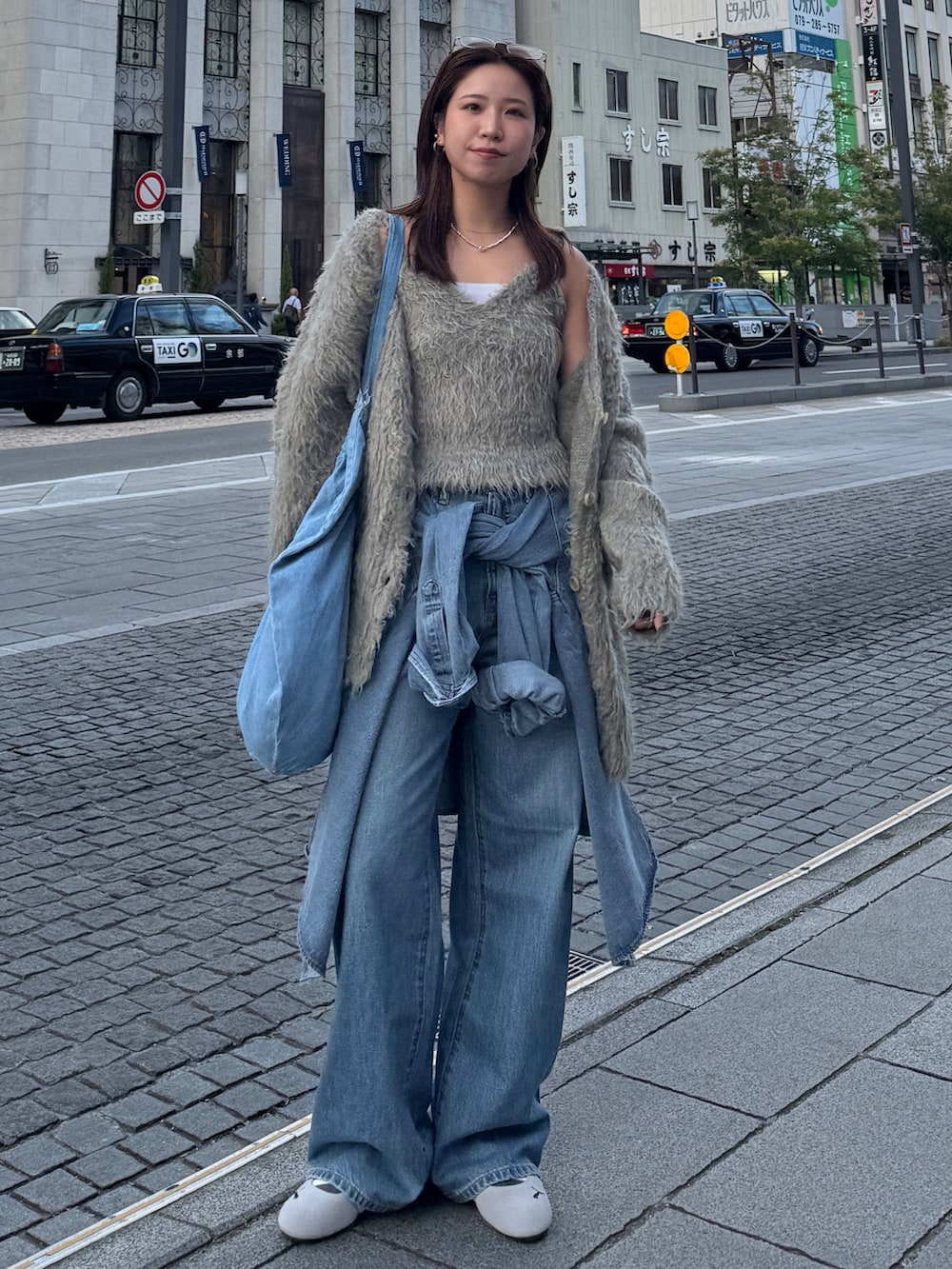 ブルー系のデニムパンツ、ブルー系のシャツ/ブラウス、グレー系のカーディガン/ボレロを着用したレディースの秋コーディネートの7枚目の写真