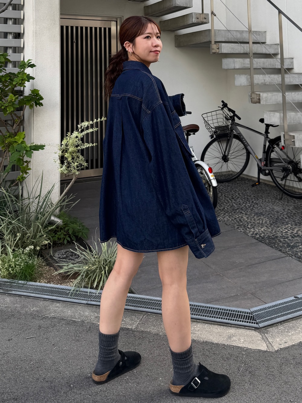 ブルー系のシャツ/ブラウスを着用したレディースの秋コーディネートの9枚目の写真