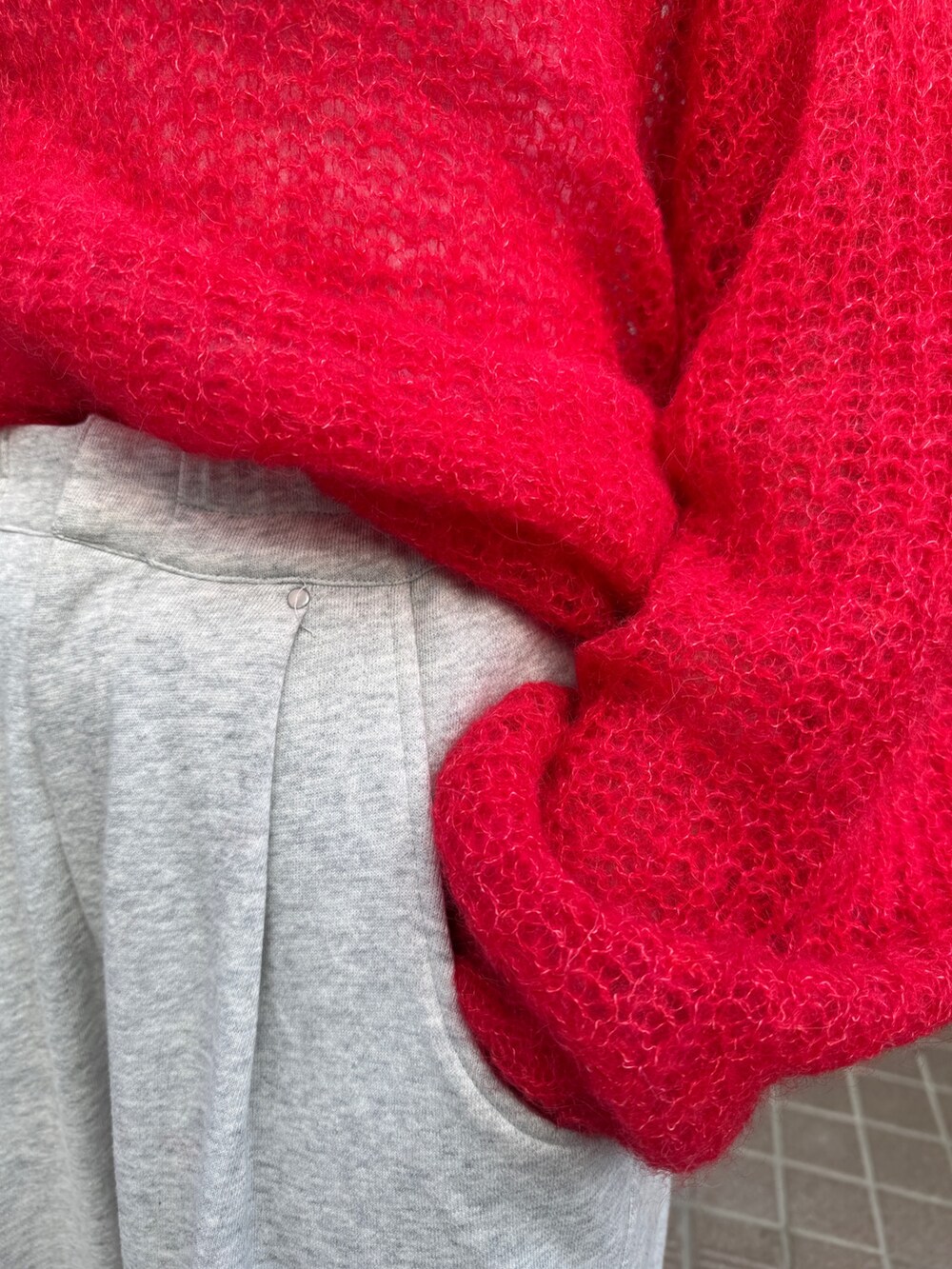 グレー系のスウェットパンツ、レッド系のニット/セーターを着用したレディースの秋コーディネートの10枚目の写真