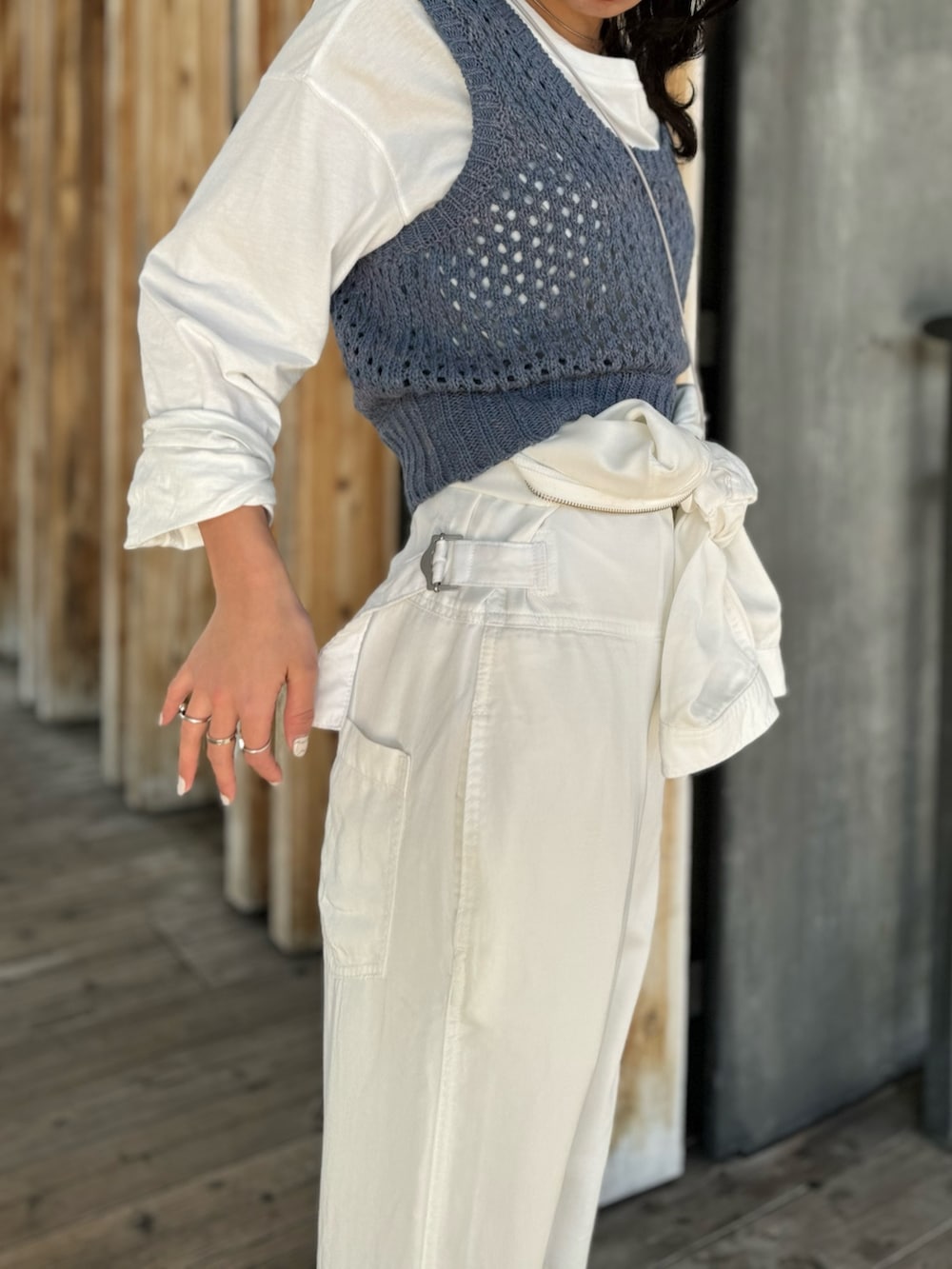 ホワイト系のつなぎ/オールインワン、ブルー系のベスト、シルバー系のショルダーバッグを着用したレディースの冬コーディネートの5枚目の写真