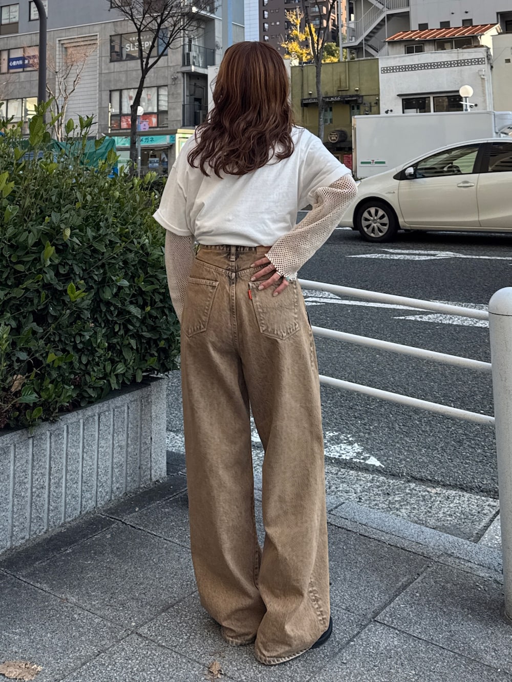 ブラウン系のデニムパンツ、ホワイト系のTシャツ/カットソー、ホワイト系のTシャツ/カットソーを着用したレディースの冬コーディネートの7枚目の写真