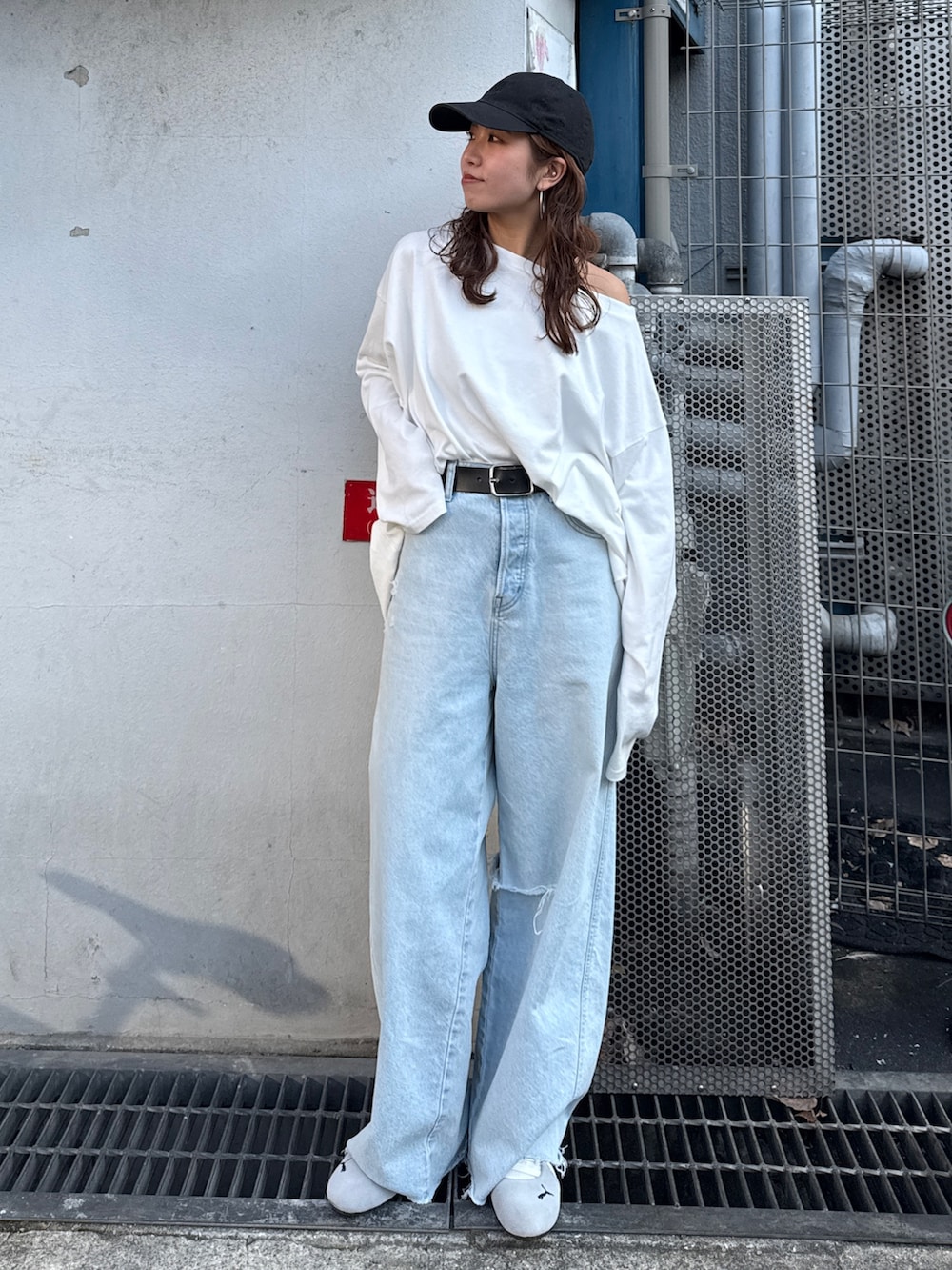 ホワイト系のTシャツ/カットソー、ブルー系のデニムパンツを着用したレディースの冬コーディネートの6枚目の写真